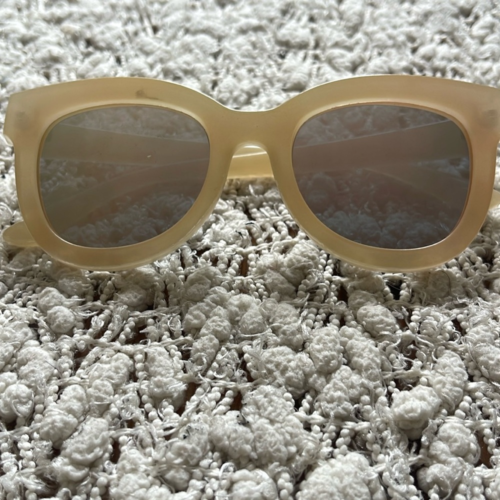 Tan mirrored sunglasses